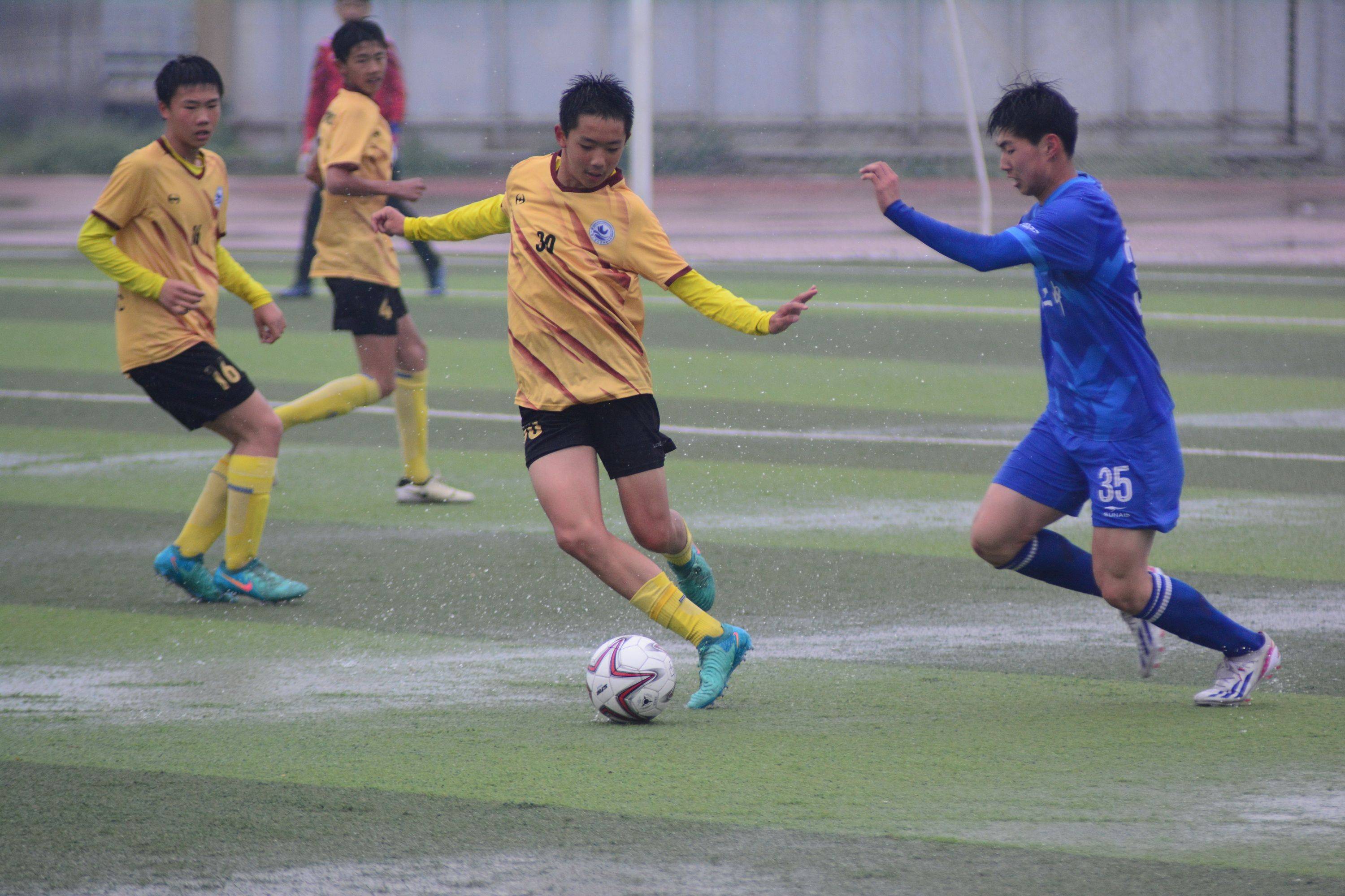 国内足球职业联赛掀起一番热闹