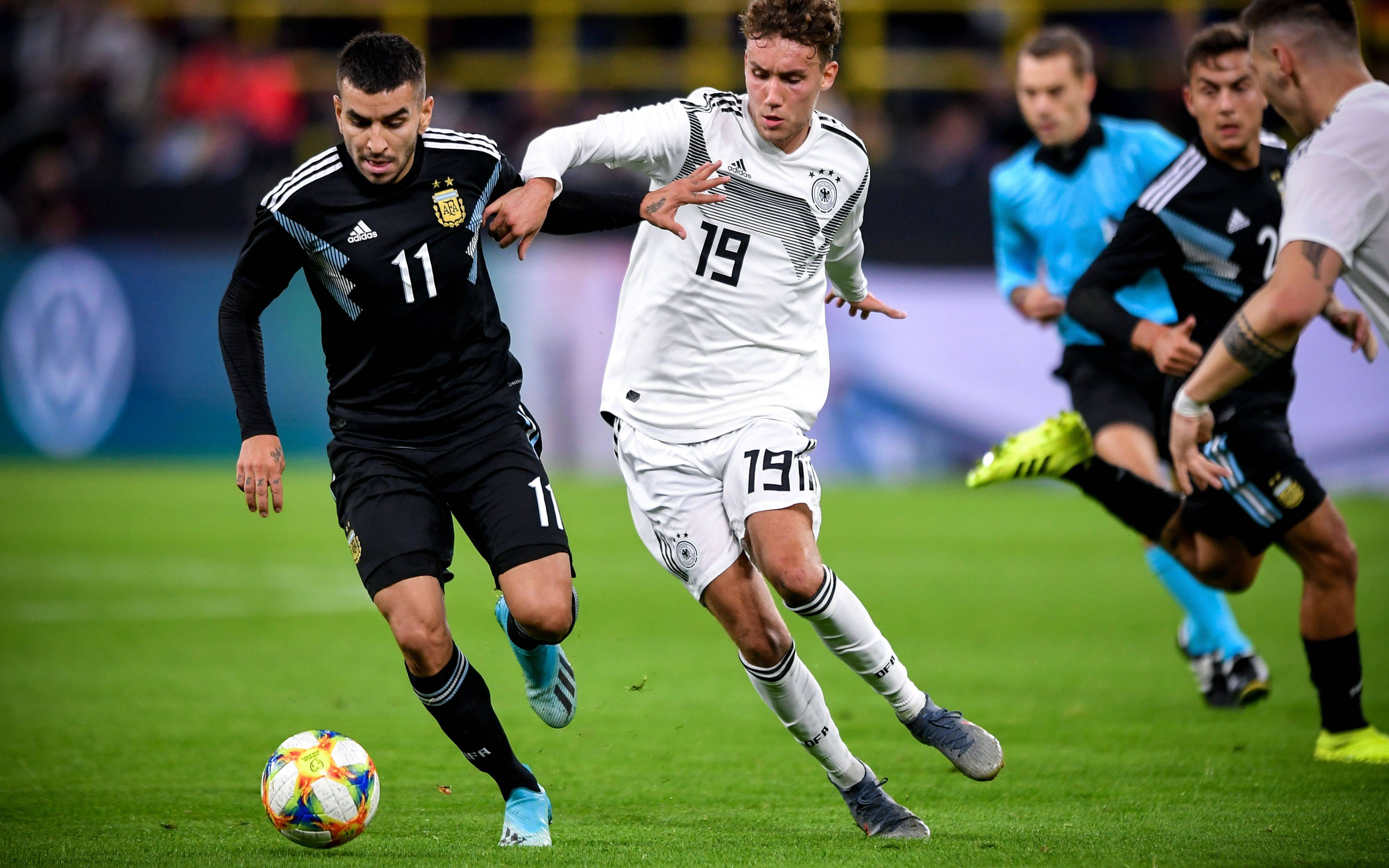 巴西队在国际足球比赛中取得胜利